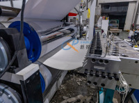Nouvelle ligne d'extrusion automatique à double vis pour panneaux muraux en PVC WPC imitation marbre, haute productivité pour composites de pierre non moussés