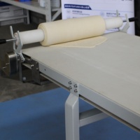 Nouvelle machine automatique 2024 pour la pâte feuilletée, ligne de laminage de la pâte pour boulangerie, samosas, rouleaux de printemps, tartes aux œufs