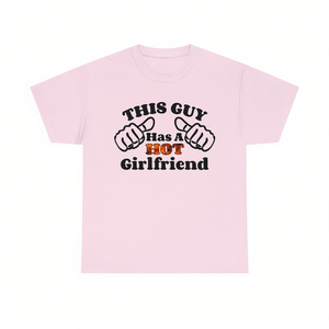Camiseta con la frase "Este chico tiene una novia guapa", regalo divertido de aniversario para novio, camiseta para el Día de San Valentín - Product Image 3