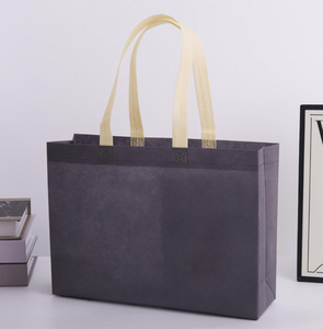 Bolso de hombro cruzado no tejido grueso tridimensional Explosiones Ropa Bolsa de embalaje de compras Impresión de logotipo personalizado - Product Image 3