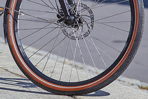 Vélo électrique urbain pour <span class=keywords><strong>homme</strong></span>, élégant, avec fourche droite, moteur central Bafang hydraulique 250W, batterie dissimulée Samsung, 7 vitesses et grandes roues - Product Image 5