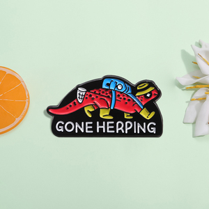 Spilla Smaltata 'Gone Herping', Distintivo per Rettili e Lucertole, Gioiello Animale, Regalo per Bambini e Amici, Vendita all'Ingrosso - Product Image 2