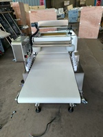 Machine extrudeuse automatique industrielle pour la production de grandes feuilles de pâte pour boulangerie