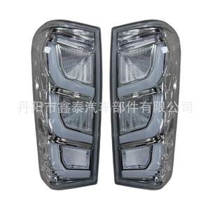 Luces Traseras LED Dmax 12V Blancas y Rojas XT-12DMAX-050A para Dmax Modelo 12-19, Luces Traseras Modificadas - Product Image 4