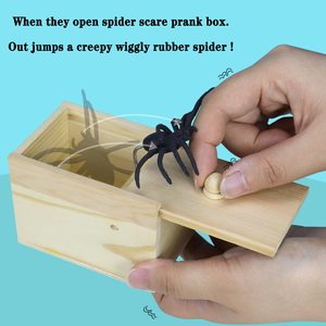 Jouets d'extérieur amusants : Boîte à araignées sauteuses effrayantes en bois pour le bureau et les amis - Product Image 3