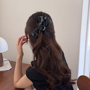 Nouvelle pince à cheveux grise à motif vague, nœud papillon vintage gris avec pince requin en plastique noir - Product Image 4