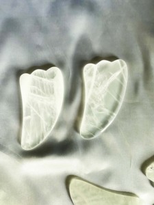 Rodillo de masaje guasha en forma de cuerno de cristal blanco, masajeador facial con logotipo personalizado con caja, cristal blanco de alta calidad gua sha - Product Image 6