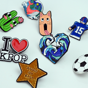 תג מתכת איכותי עם לוגו בהתאמה אישית, אמייל קשיח, עם הודעות חשובות על הבגדים לתצוגה - Product Image 1