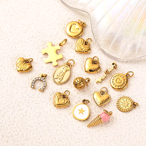 เหรียญทองแห่งความรัก |   จี้เคลือบสีทอง 18K PVD บนสแตนเลสสตีล รูปทรงหยดน้ำมัน: จิ๊กซอว์, ไอศกรีม, รูปเกือกม้า, เข็มทิศ และจี้รูปหัวใจ - Product Image 1