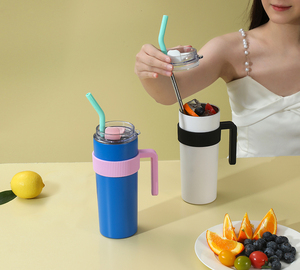 Gobelet isotherme personnalisé avec poignée et couvercle à paille, bouteille d'eau à double paroi en acier inoxydable pour le sport et les voyages en extérieur - Product Image 6