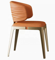 Chaise de salle à manger moderne de luxe léger avec dossier en cuir ondulé et pieds en métal pour la maison et l'hôtel