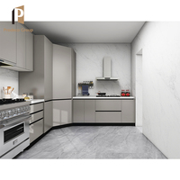 Cuisine modulaire italienne moderne en forme de U, haut de gamme, finition brillante, avec plan de travail en marbre, panier de rangement et robinet