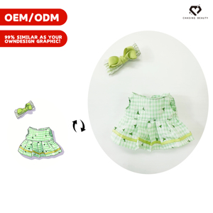 Ropa para peluches: Falda <span class=keywords><strong>con</strong></span> tirantes <span class=keywords><strong>azul</strong></span> oscuro y blanco, pinza para el <span class=keywords><strong>pelo</strong></span> de oso de peluche y bolsa de té <span class=keywords><strong>con</strong></span> leche de conejo - Product Image 2