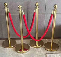 Poteau de délimitation en acier inoxydable doré avec corde rouge pour tapis, idéal pour hôtels, mariages et événements (poste de gestionnaire, poteau de barrière, poteau de délimitation, poteau de sécurité)