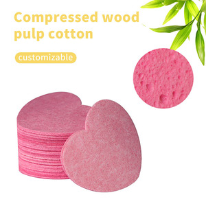 Esponja exfoliante facial de pulpa de madera comprimida en forma de corazón rosa para limpieza facial y uso en spa - Product Image 2