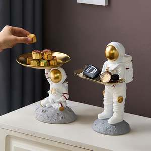 Statue d'astronaute en résine d'Europe du Nord, support de rangement pour clés, figurine d'astronaute moderne, plateau de rangement de bureau, accessoires de décoration intérieure - Product Image 4