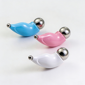 Rodillo Facial de Metal 304 con Bolas de Hielo, Herramienta para Lifting Facial en V, Masajeador Frío de Tejido Profundo para Relajación Facial y del Cuello - Product Image 3