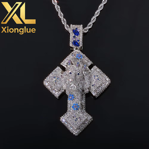 Collier Pendentif Créatif Fleur Bleue en Zircon Diamanté, Bijou Hip Hop Anti-ternissement avec Breloque Croix Tendance - Product Image 2