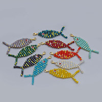 Populaires en Europe et en Amérique : pendentifs en forme de petits poissons colorés avec perles, porte-clés, accessoires colorés DIY et breloques pour sacs.