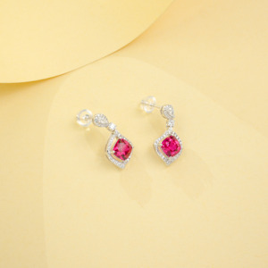 Pendientes de Plata de Ley 925 con Rubí Creado en Laboratorio de Corte Cojín y Detalles de Halo de Circonita Cúbica - Product Image 3