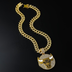 Collier pendentif hip-hop tendance en alliage plaqué or, cristal glacé, charme Chicago-Bulls, chaîne cubaine, bijoux d'équipe de basket-ball, nouveauté - Product Image 3