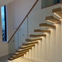Escalier flottant en spirale sur mesure, marches en bois massif, balustrade en verre sans cadre, main courante en bois, éclairage LED intégré