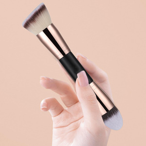 Pinceau de maquillage professionnel à double tête, format voyage, poils synthétiques doux de qualité supérieure, végan, pour poudre et anticernes, avec manche en bois - Product Image 3