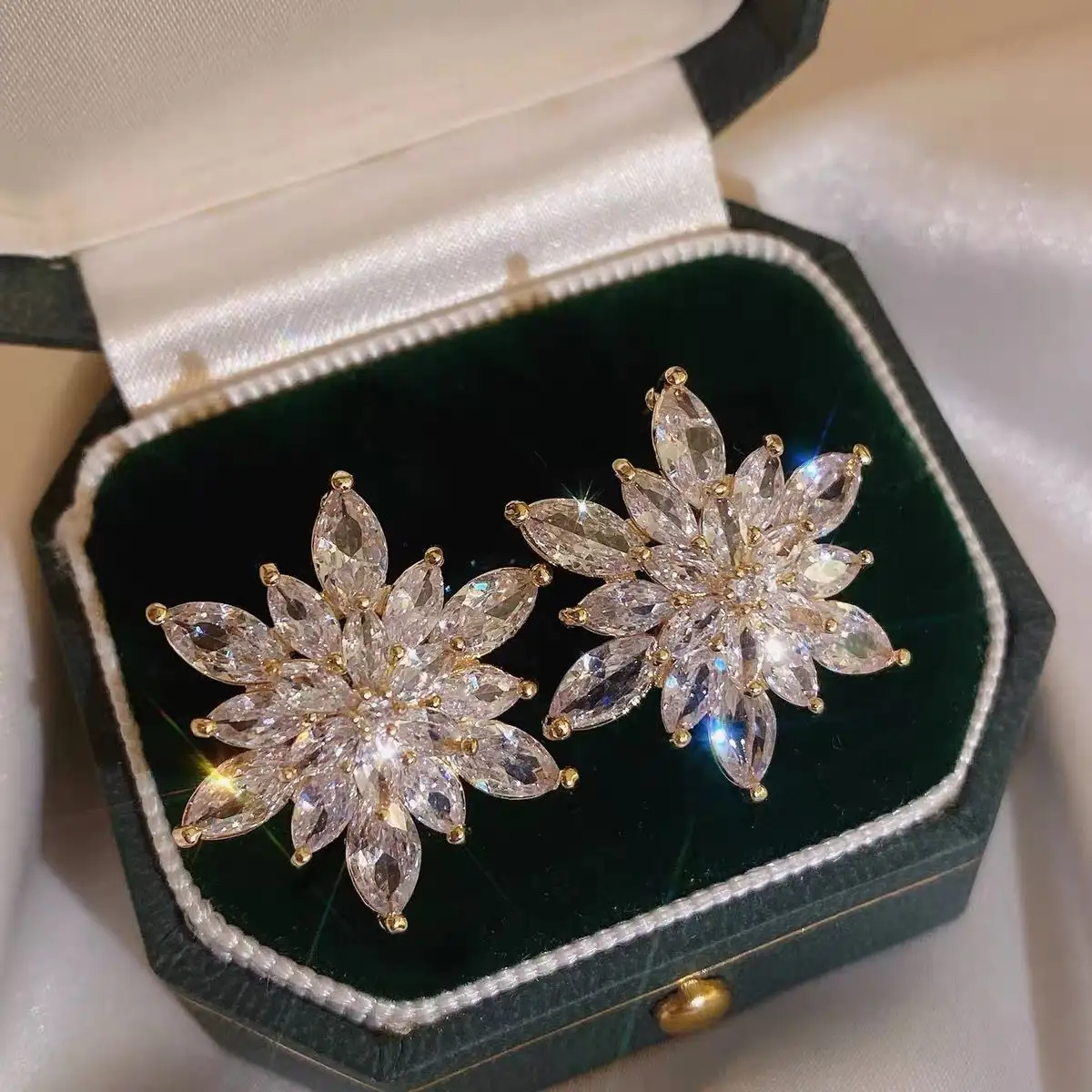 Sang trọng pha lê đa-kim cương hoa Stud bông tai với micro-paved Zircon Bông tai Trang sức phụ nữ thanh lịch sáng bóng tiệc cưới