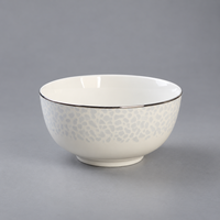 Service de table en porcelaine fine OEM de luxe, gaufré, avec bordure dorée, vaisselle en céramique personnalisée pour hôtels et restaurants