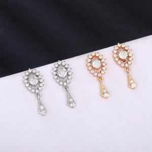 Orecchini Pendenti E2160 con Fiore Dorato, Cristalli e Strass, Gioielli Classici da Sposa per Donna - Product Image 4