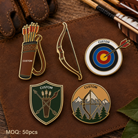 En gros, épingle de revers en métal émaillée de haute qualité, personnalisée, motif carquois de tir à l'arc et insigne arc rétro, souvenir de chasse et de sport en plein air
