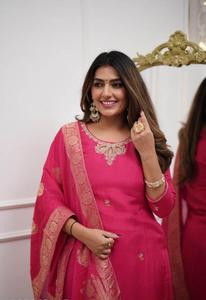 Tissu Chanderi en viscose rose brodé Kurti avec jacquard Dupatta et pantalon uni pour mariages et fêtes Style Salwar - Product Image 2
