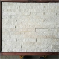 Pierre naturelle de culture, quartzite blanc avec mica et inclusions roses ou oranges pour la conception de revêtements muraux extérieurs de villas et d'hôtels