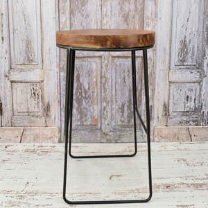 Tabouret de bar industriel en bois massif, assise ronde en bois, pieds en métal noir, chaise haute pour cuisine, café et bar. - Product Image 1