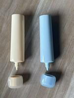 Tubes souples brillants bicolores personnalisés avec embout pointu pour crème solaire, OEM ODM en beige et bleu
