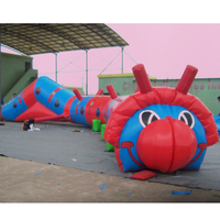 Opblaasbare tunnel met aangepaste logo-kleur, Caterpillar-achtige hindernisbaan, uitdagende combo, dubbel gestikte opblaasbare assault course
