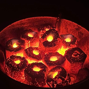 Meilleur prix pour des briquettes de charbon de noix de coco pour barbecue, alternative naturelle au bois dur, sans fumée, longue durée de combustion - Product Image 1