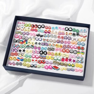 100 Pares <span class=keywords><strong>de</strong></span> Aretes <span class=keywords><strong>de</strong></span> Arcilla Polimérica para Niños <span class=keywords><strong>de</strong></span> Colores Variados, Resistentes a las Alergias, en Caja - Product Image 1