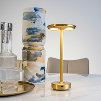 Nordic Hotel Rechargeable LED Light Restaurant de luxe Batterie sans fil Lampe de table au design minimaliste en métal doré contemporain