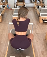 Ensemble de yoga pour femmes OEM en gros – Soutien-gorge à fines bretelles noir et blanc, short taille haute – Tenue de sport de yoga de haute qualité