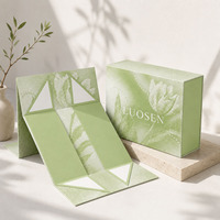 Boîte cadeau magnétique rigide texturée vert matcha personnalisée avec insert amovible pour l'emballage de sacs et d'accessoires de luxe