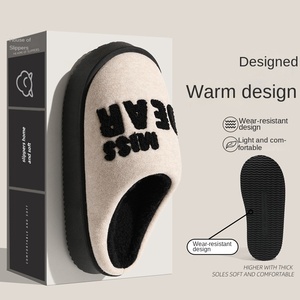 Zapatillas de algodón de suela gruesa para mujer con letras bordadas Felpa acolchada de terciopelo de invierno para amantes Zapatillas de casa para hombres - Product Image 4