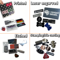Autocollant de badge en aluminium imprimé en 3D OEM, gravé, embossé, anodisé, écologique, résistant à la décoloration, étiquettes métalliques durables pour voitures