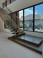 Escalier moderne en bois massif avec poutre monobloc en acier inoxydable et garde-corps en verre, écologique et durable pour villa intérieure