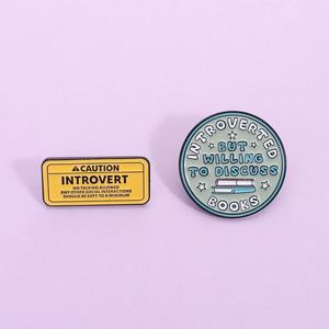 Broches de Esmalte con <span class=keywords><strong>Citas</strong></span> para Introvertidos, de Aleación de Zinc, para Graduación, para Discutir sobre Libros, Insignia de Solapa, Joyería, Regalos - Product Image 1