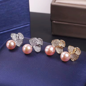 Orecchini a Perno da Donna Yaxunacc Classici Placcati Oro in Ottone con Micro-incastonatura di Zirconi e Perla a Tre Petali con Perla d'Acqua Dolce - Product Image 5