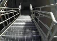 Marches en acier extérieures résistantes de construction en métal galvanisées par fer inoxydable de bande de roulement d'escalier extérieur en acier