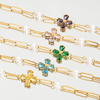 Bracelet de luxe européen en acier inoxydable avec chaîne trombone, orné d'une fleur à quatre pétales, de cristaux et de perles d'eau douce, idéal pour le quotidien et le bureau