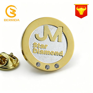 Badge en émail métallique pour cadeau <span class=keywords><strong>de</strong></span> mariage, cadeau pour fan BTS, <span class=keywords><strong>trophée</strong></span> et souvenir - Broche plaquée or avec fermoir papillon - Product Image 1