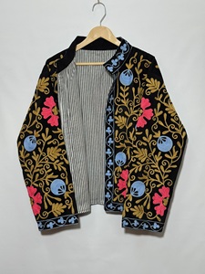 Veste en velours brodée Suzani de luxe, artisanale, ethnique, style bohème, fabricant et exportateur d'Inde. - Product Image 4